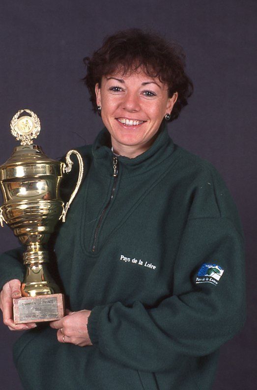 Valérie Nivet-Jaunâtre (course), pré-sélectionnée JO d’Atlanta 1996, ici photographiée avec un trophée de championne de France (phot. Quemener).