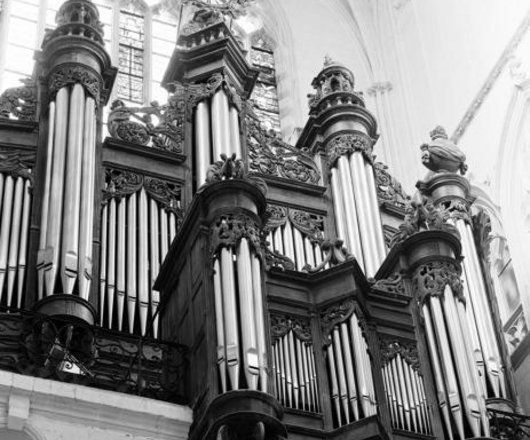 Cathédrale de Nantes. Grand orgue et son buffet, vue de dessous légèrement biaise. 