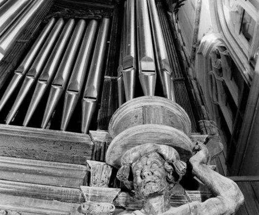 Cathédrale de Nantes. Grand orgue et son buffet (détail) : atlante supportant la tourelle latérale droite.