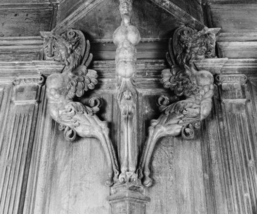 Cathédrale de Nantes. Buffet du grand orgue (détail) : harpies formant console de la tourelle centrale.