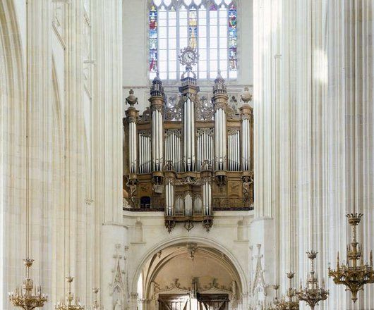 Cathédrale de Nantes. Vue générale de la partie occidentale de la nef avec le grand orgue et la grande verrière.