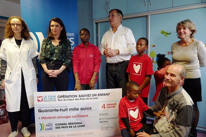Christelle Morançais, présidente du Conseil régional des Pays de la Loire avec enfants et membre de l'association devant un gros chèque