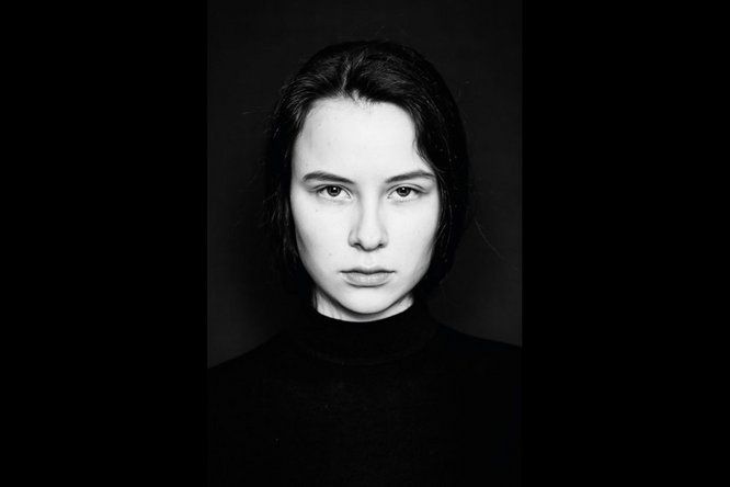 portrait en noir et blanc d'une jeune femme