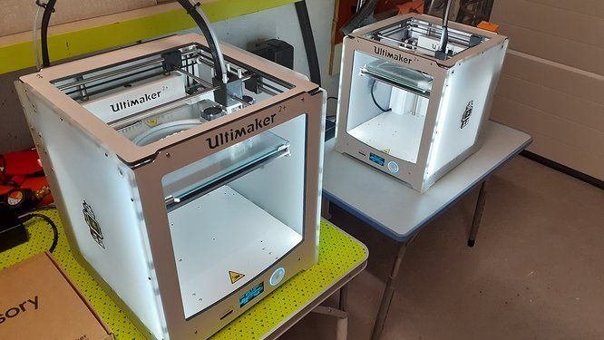 vue d'un fab lab installé chez un agent, avec 2 imprimantes 3D