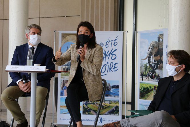 La Présidente de la Région Pays de la Loire, Christelle Morançais portant un masque et parlant au micro lors de la conférence de presse de bilan de la saison touristique 2020, 
