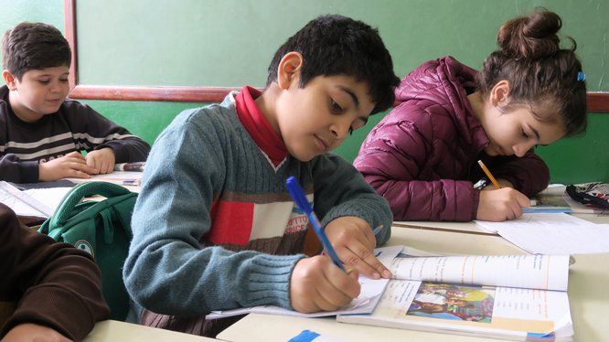 3 enfants 2 garçons et 1 fille à l'école au Liban