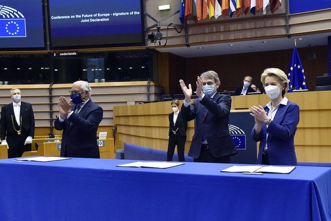 Photo de António Costa, David Sassoli et Ursula von der Leyen après avoir signé la déclaration sur la Conférence sur l'avenir de l'Europe. 