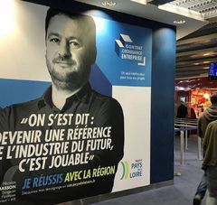 affiche campagne contrat de croissance entreprise dans une gare